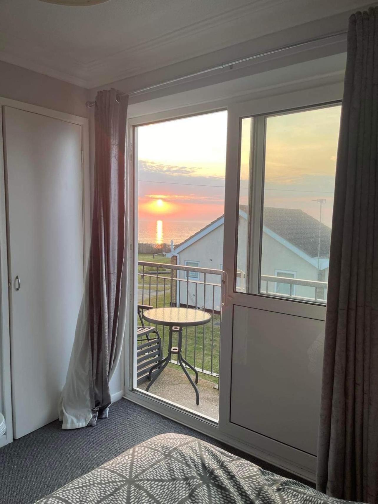 Villa Sea View 3-Bed Heated Pool Eat Bar Kids Park ローストフト エクステリア 写真